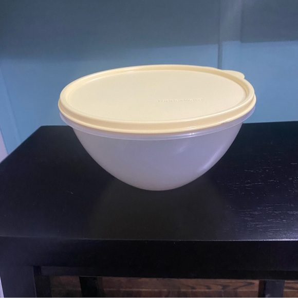 New Tupperware Small Mixing Bowl W Lid Yellow New 6c - Picture 2 of 6